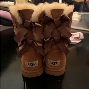 Ugg Bailey Bow- Chesnut